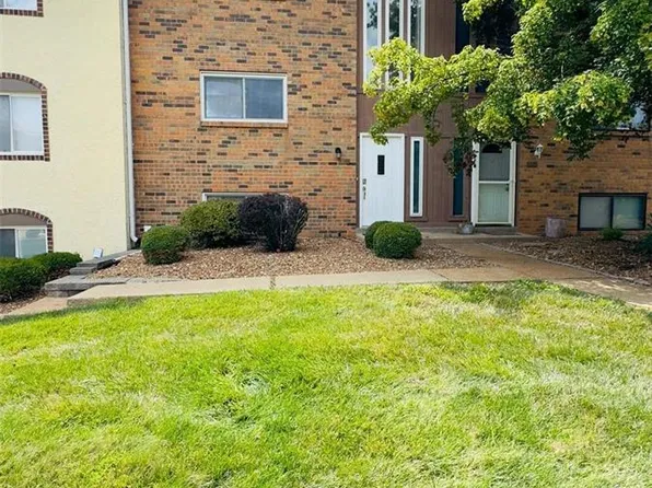 170 Carmel Woods Dr, Ballwin, MO 63021