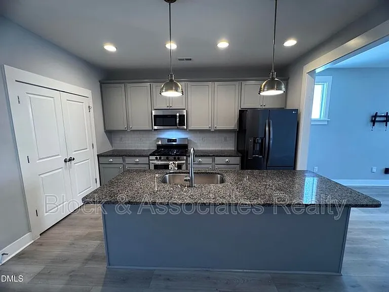 440 Douglas Falls Dr — Photo 2