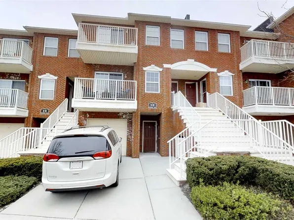 313 Weatherly Place #84, College Point, NY 11356