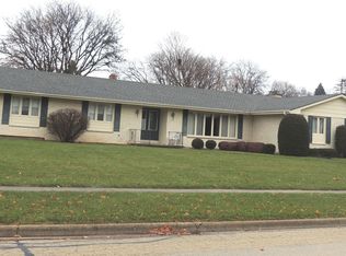 211 Forsythe Ln, Dekalb, IL 60115