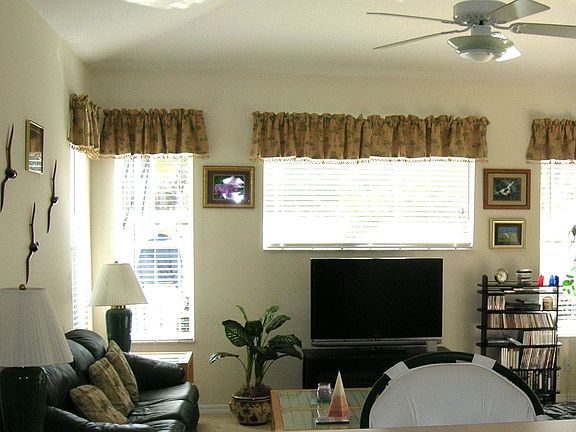 Light bright open plan with vaulted ceilings