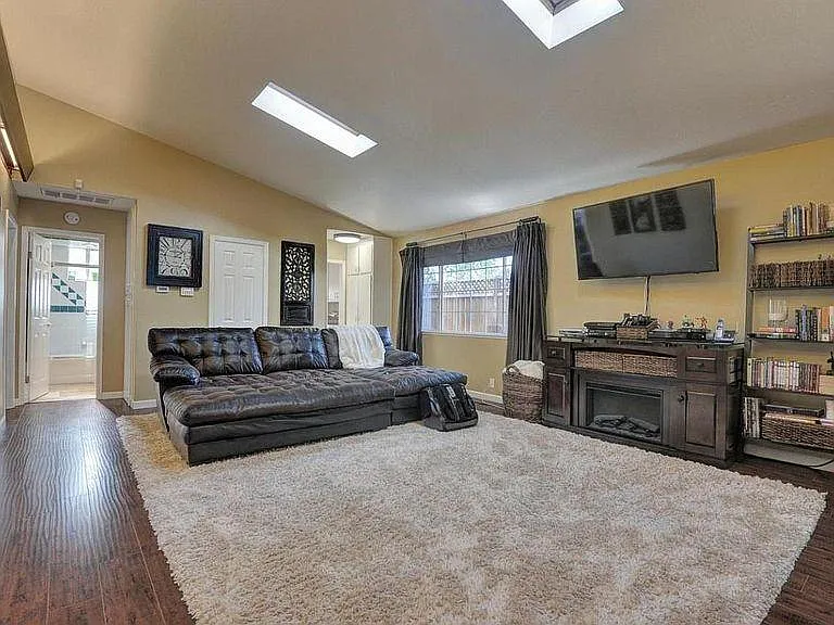 38061 Iris Ct — Photo 8