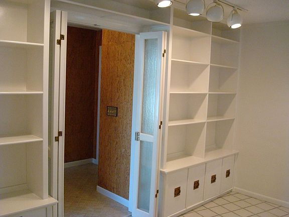 custom bookshelve detail