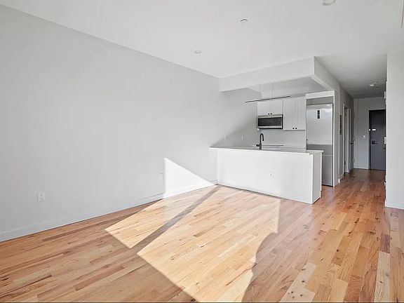 4th image of 1950 Amsterdam Ave #4B