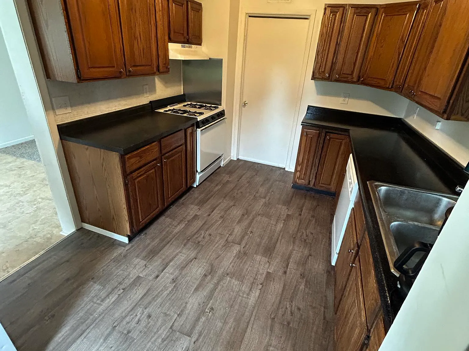2 bed, 1000 sqft, $1,275 — Photo 3