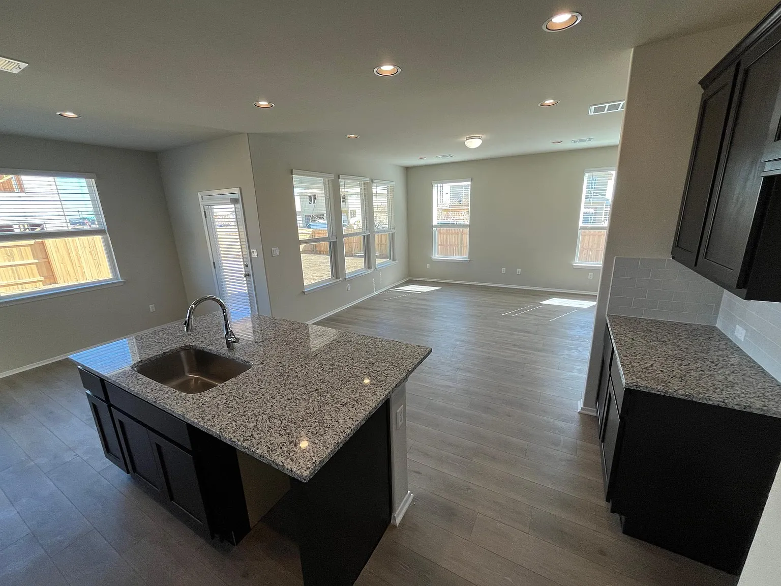 3 bed, 2.5 bath, 1800 sqft, $1,925 — Photo 4