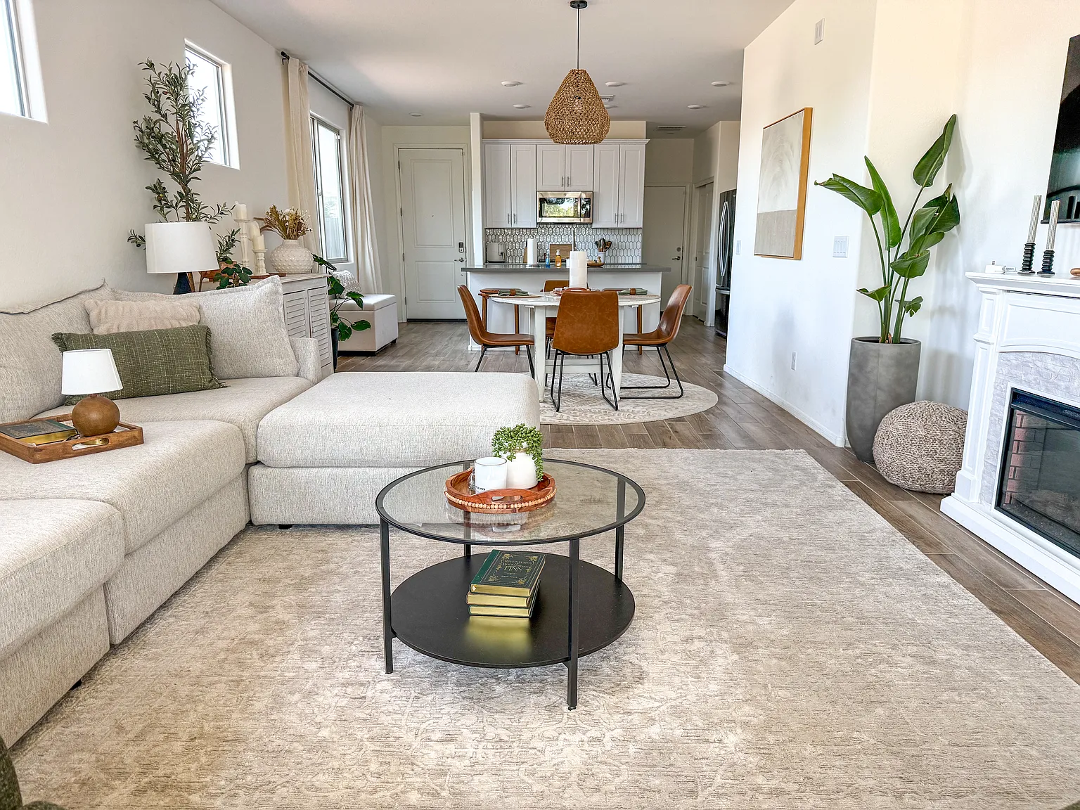 3 bed, 1400 sqft, $2,395 — Photo 2