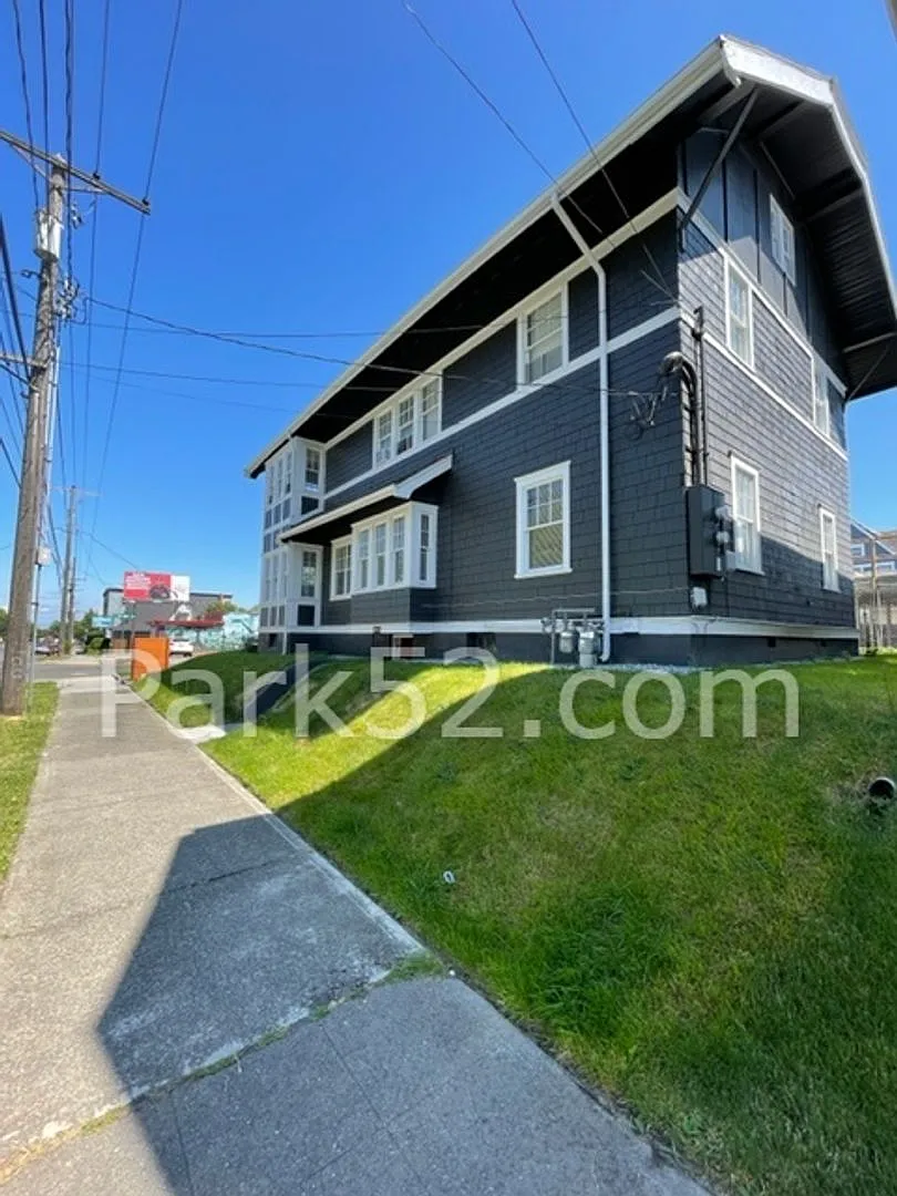 2 Bedroom Duplex with Additional Storage- Small Pets Allowed! — Photo 2