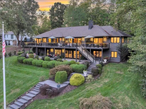 210 Upland Shores Dr, Penhook, VA 24137