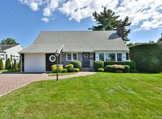 211 Wellington Rd, Garden City, NY 11530