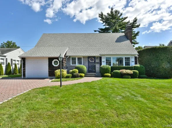 211 Wellington Road, Garden City, NY 11530