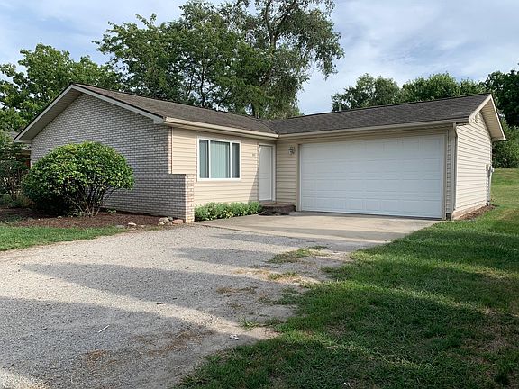 Located just 10 minutes from Warsaw Indiana in a country setting with nice yard and easy access to state road 15