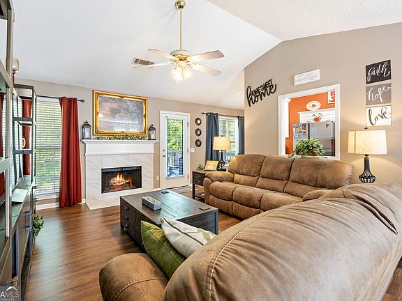 3rd image of 323 Natchez Cir