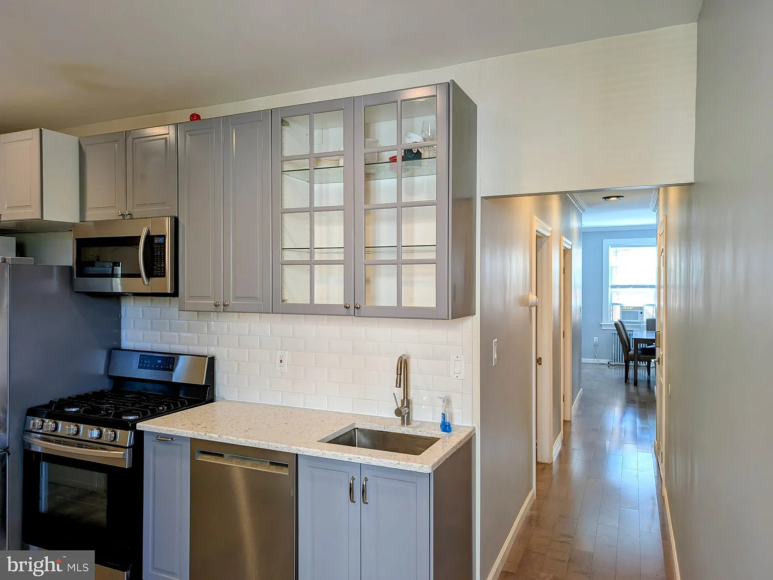 2 bed, 1000 sqft, $3,200 — Photo 4