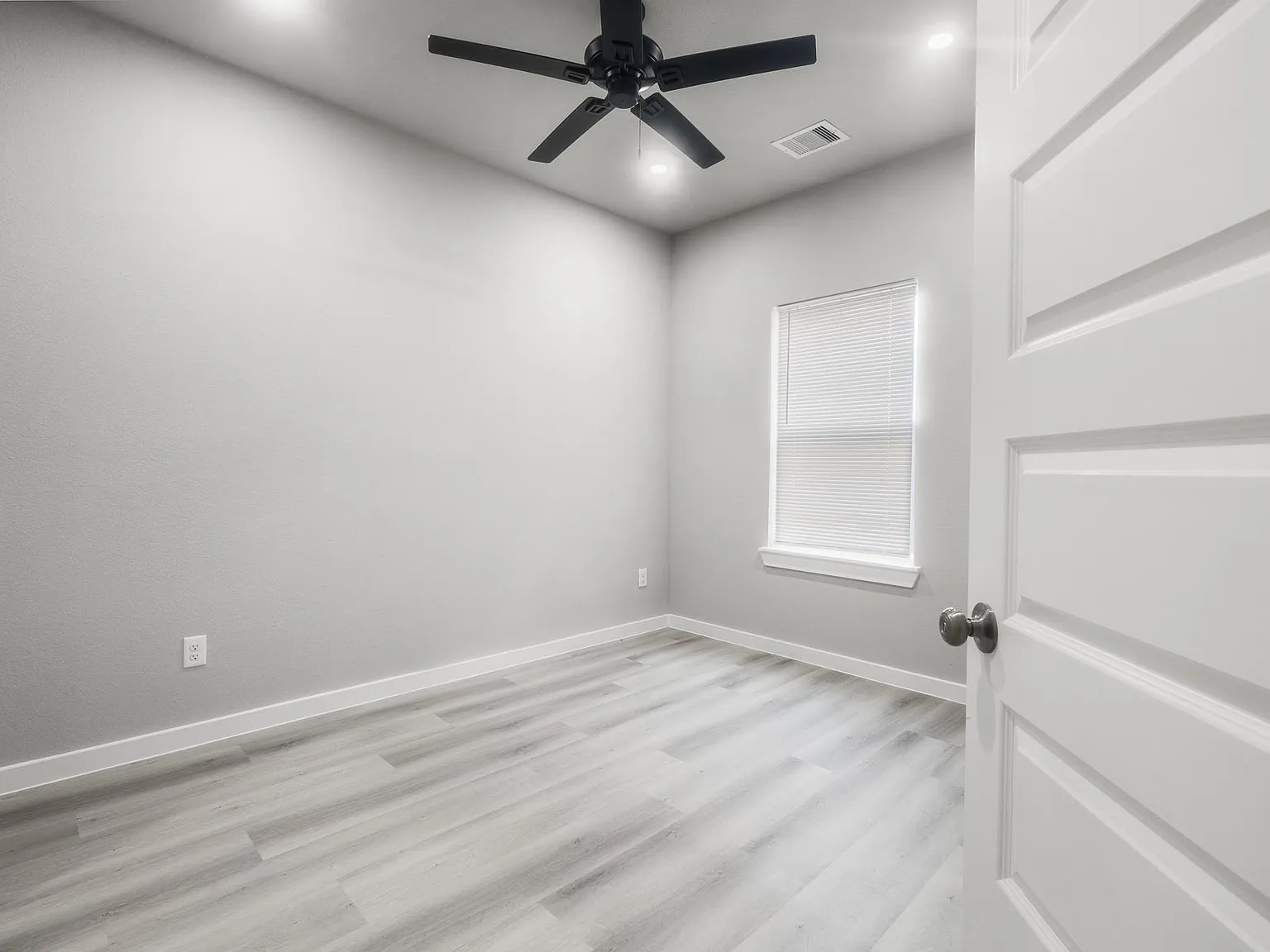 3 bed, 3.0 bath, $1,950 — Photo 3
