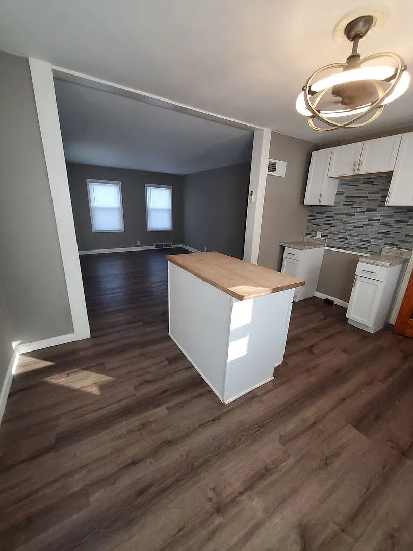 Large 3 bedroom Single Family with finished basement — Photo 1