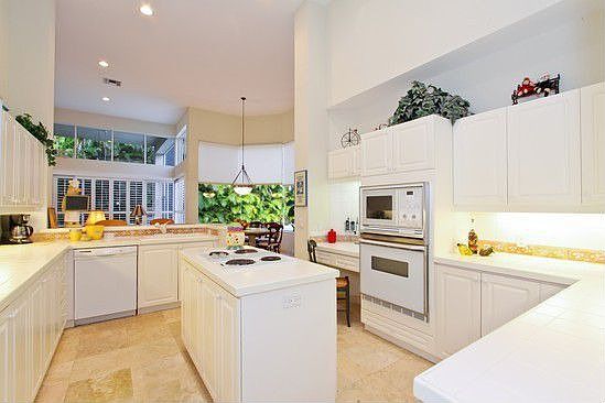 Kitchen with breakfast bar