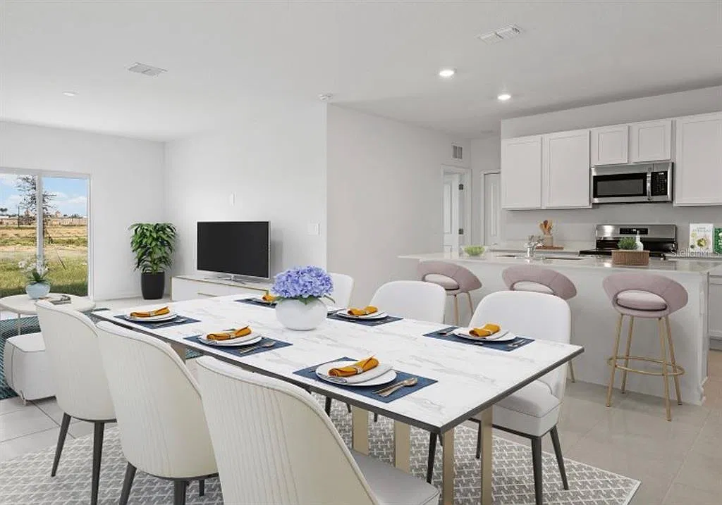 6 bed, 3.0 bath, 2489 sqft, $2,390 — Photo 2