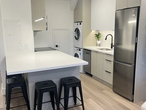 909 Millwood Rd Unit B, Toronto, ON M4G 1X2