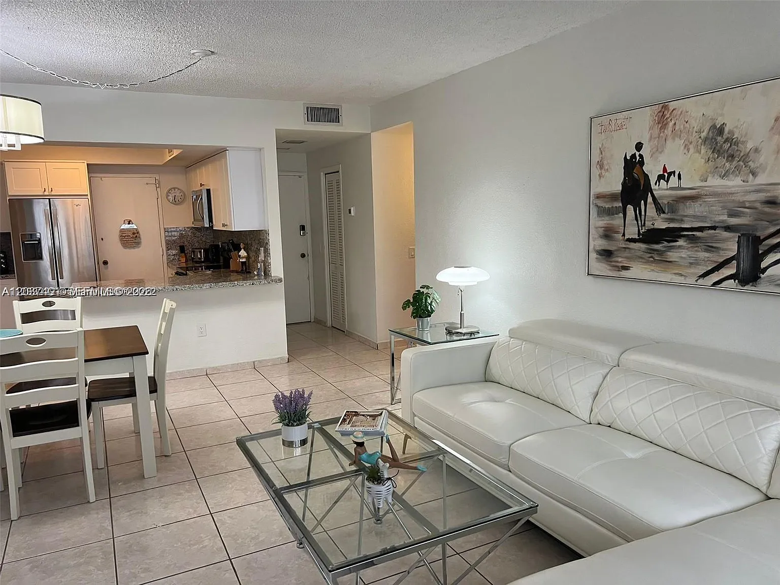 Alexander Towers Condo — Photo 3