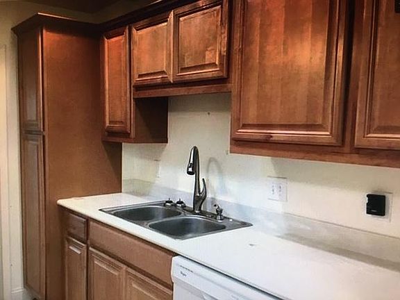 5th image of 2625 Plum St