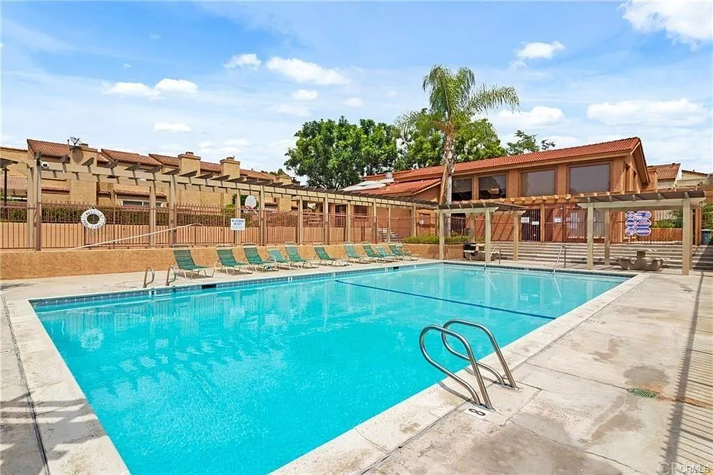 3 bed, 2.5 bath, 1280 sqft, $3,850 — Photo 2