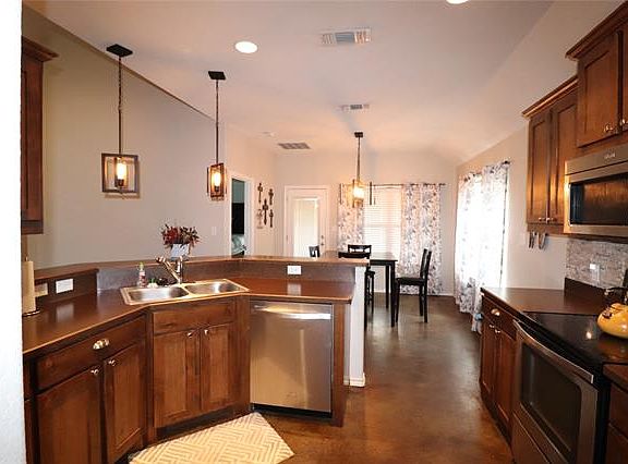 4th image of 1421 Lauren Ln