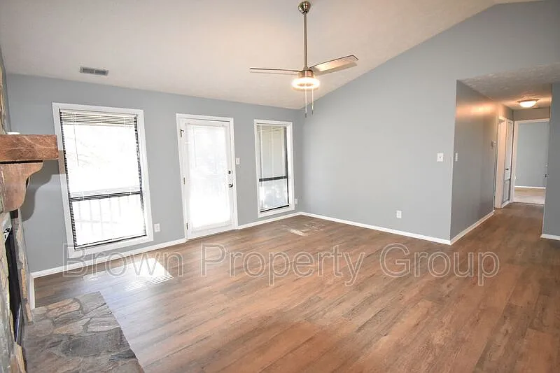 Building Photo - 1909 Tryon Dr #7