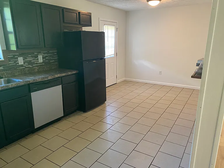 560 Academy Dr — Photo 7