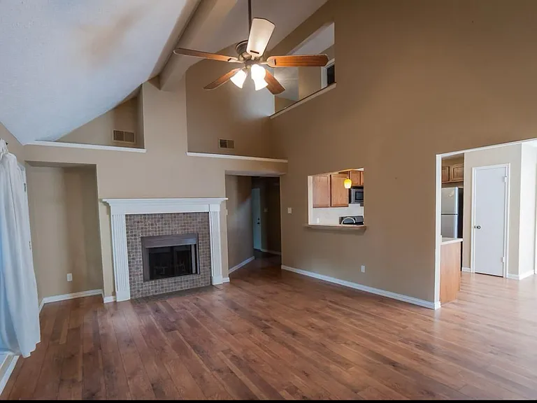 2910 Bentley Ct — Photo 3