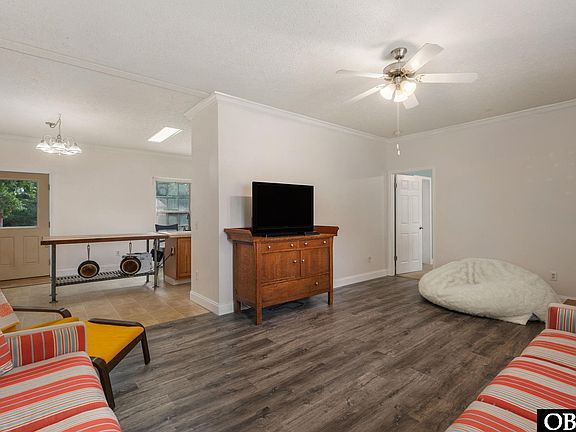 3rd image of 824 Fernando St