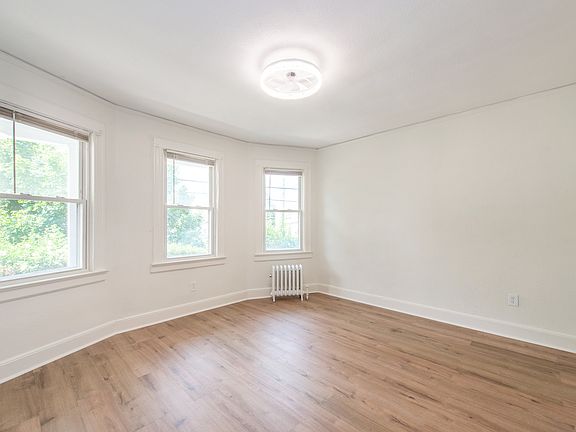 3rd image of 130 Baldwin St Floor 1