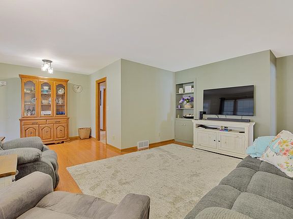 4th image of 122 Jefferson St