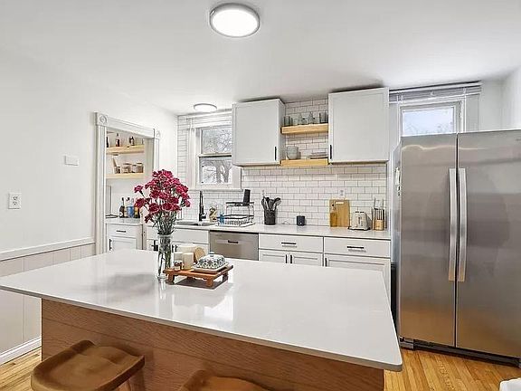 4th image of 1025 22nd Ave NE Unit 2