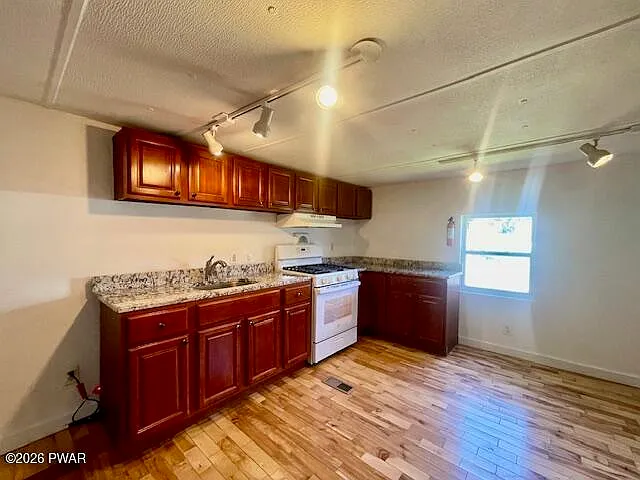 2 bed, 1.0 bath, 672 sqft, $1,350 — Photo 3