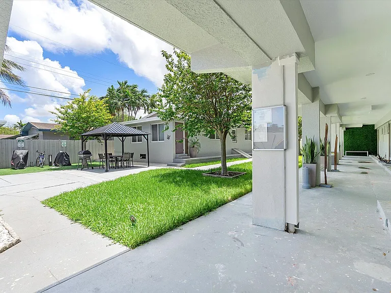 720 NE 7th St #9 — Photo 28