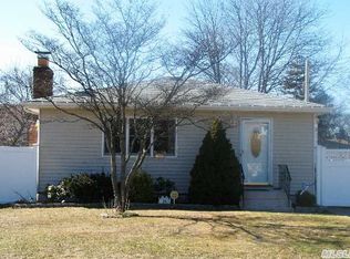 26 Barrett Ave, Bayport, NY 11705
