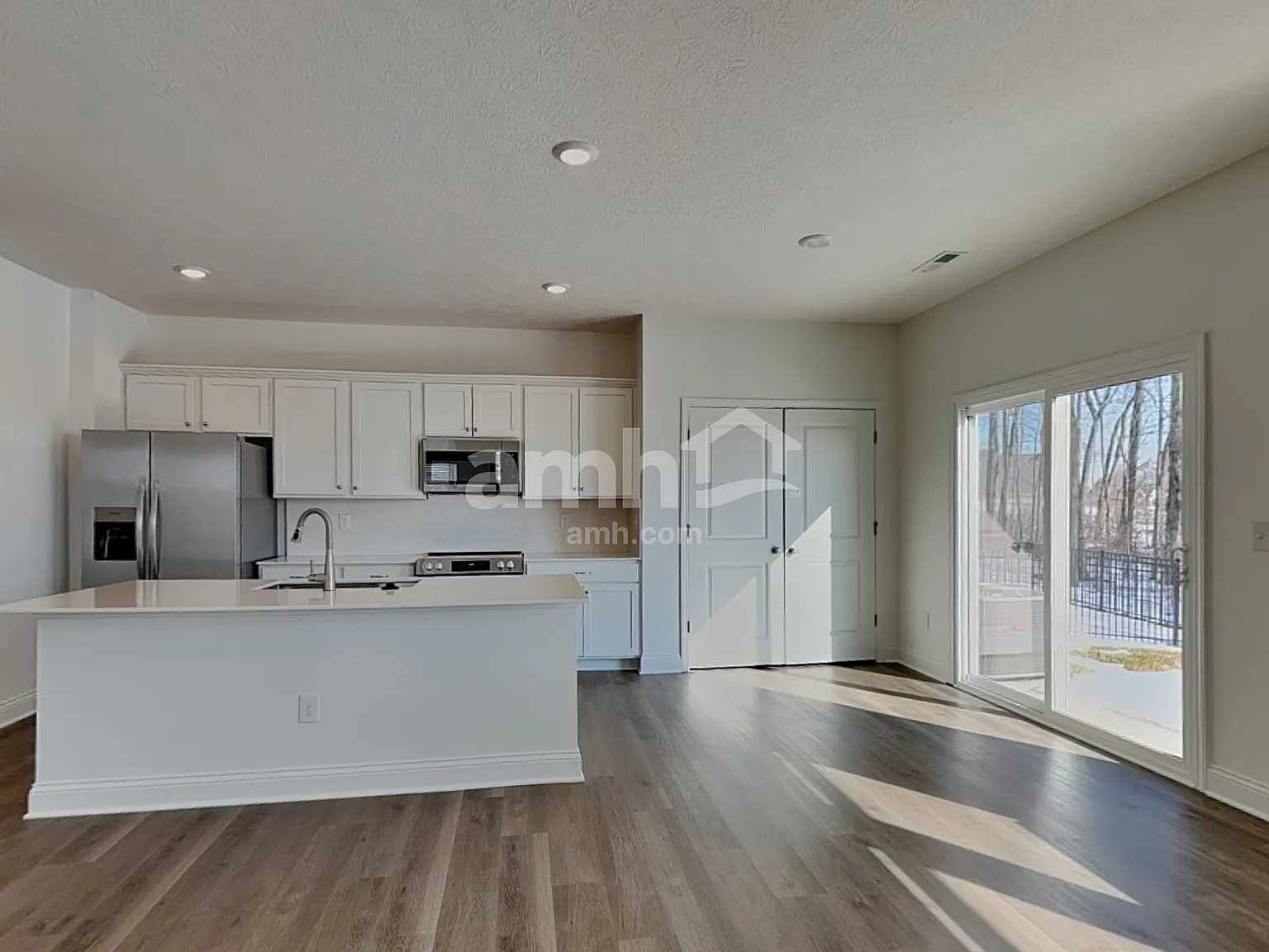 4 bed, 2.5 bath, 1977 sqft, $2,600 — Photo 4