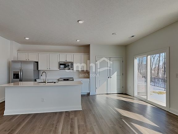 4th image of 902 Heritage Blvd