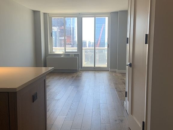 4th image of 560 W 43rd St #41C****