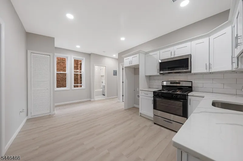 3 bed, 1.0 bath, $2,500 — Photo 2