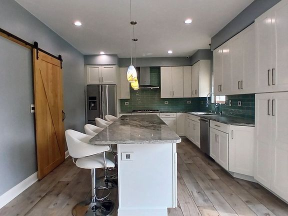 3rd image of 14335 S Surrey Ct