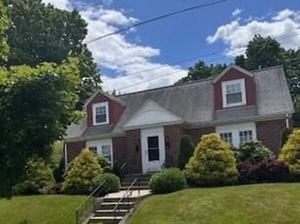 4 Preston Dr, North Kingstown, RI 02852