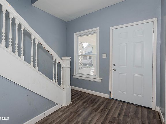 3rd image of 3923 Burnham Ave