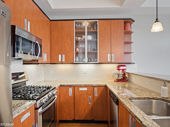 5th image of 6124 N Broadway Ave #3N