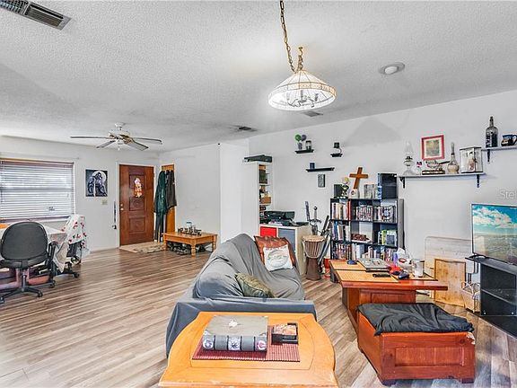 4th image of 210 Overlook Dr