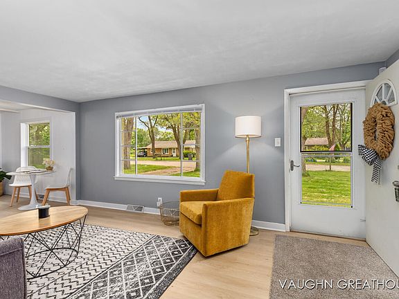 5th image of 121 Elm Ln