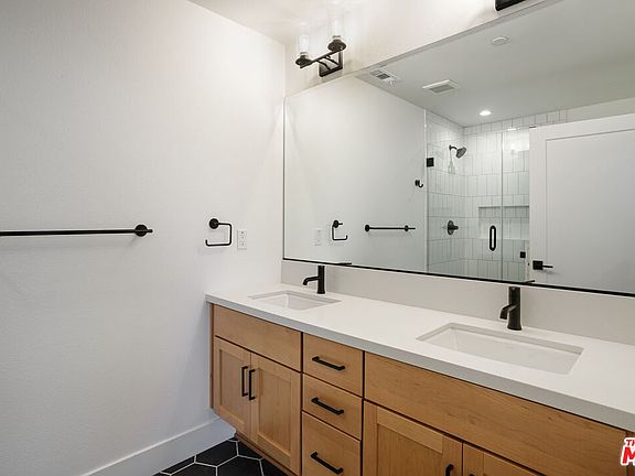 4th image of 11212 W Victory Blvd #7