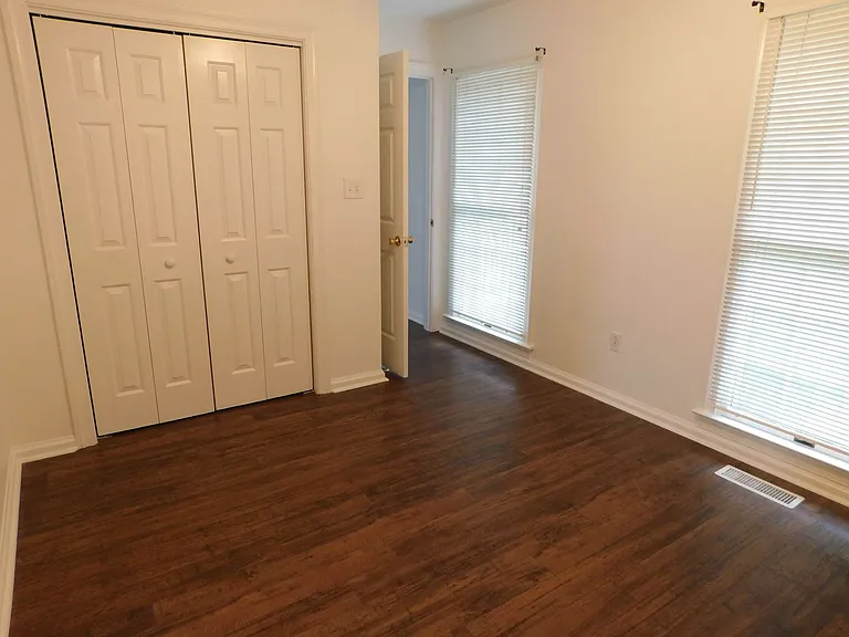210 Ainsley Rd — Photo 7