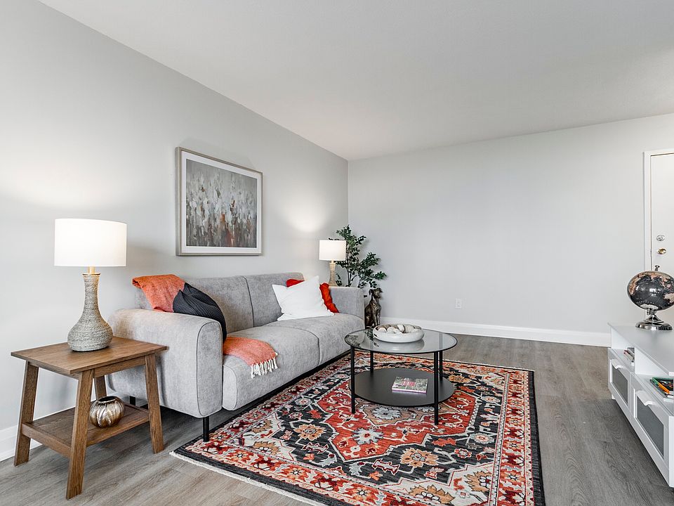 1st image of 123 Charlton Ave E #102